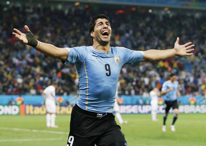 Luis Suarez in delirio per la doppietta che rimette in gioco l&#39;Uruguay. Reuters